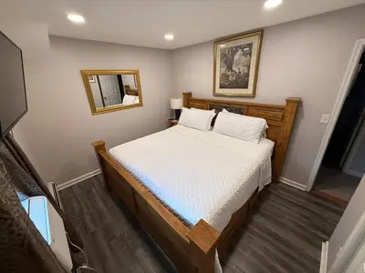 a bedroom with a bed and a mirror in it at Gythio in Keansburg