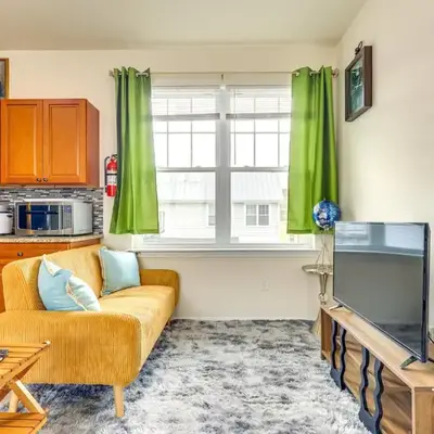 Quiet Newark Apt Near Colleges