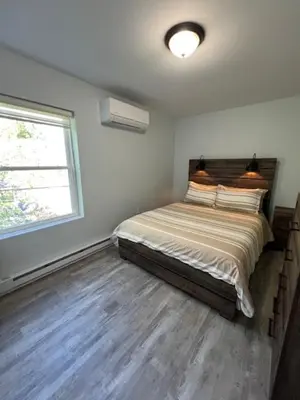 a bedroom with a bed and a window at Chalet Montelago in The Hideout in Lake Ariel