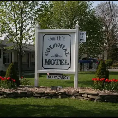 Smith's Colonial Motel