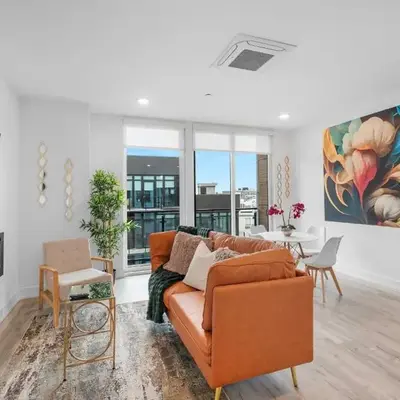 Bright 1BR Haven - Balcony Skyline Views