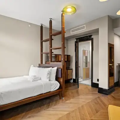 Freeman 401 by Rove Travel - Studio w Shared Amenities