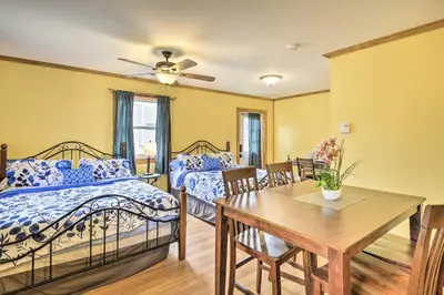 a bedroom with two beds and a table and chairs at Country Escape Close to Ski Resort in Pleasant Mount