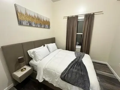 a bedroom with a bed and a window at Bright Spacious 3-Bed Ideal, Sightseeing & Comfort in Elizabeth