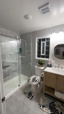 a bathroom with a shower and a toilet and a sink at Bright Spacious 3-Bed Ideal, Sightseeing & Comfort in Elizabeth