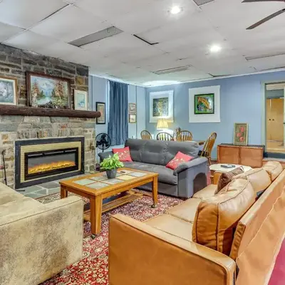 4 Mi to Mauch Chunk Lake Spacious Apt with Bar!