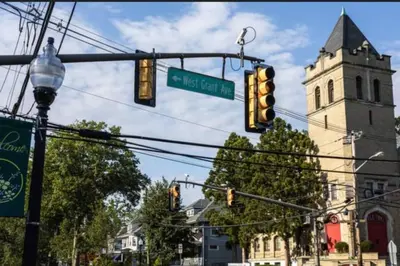 a traffic light with a street sign and a building at 3 Loft Bedrooms Gazebo Patio Lounge in Roselle