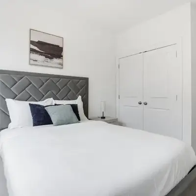 Bright 1BR unit in the Fairmount Square building
