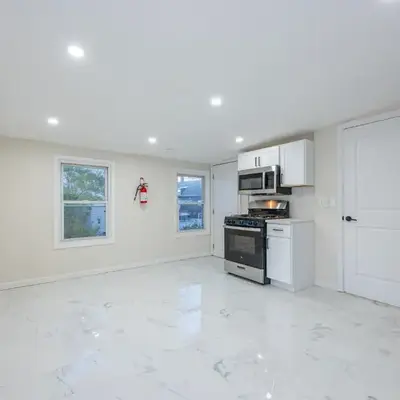Modern 3BR - Train Station & Downtown 2 mins walk