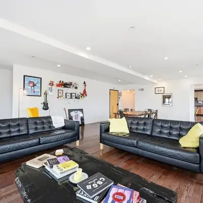 Beautiful 4th Floor Walk-Up Apartment in Old City