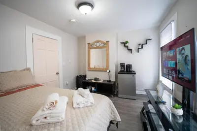 a bedroom with a bed and a flat screen tv at Casa Ebenecer - Habitación privada # 1 in Elizabeth