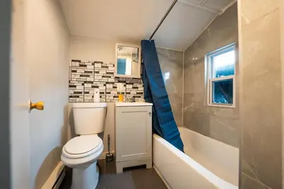 a bathroom with a toilet and a tub and a sink at Casa Ebenecer - Habitación privada # 1 in Elizabeth