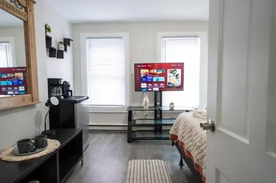 a bedroom with a bed and a desk and a television at Casa Ebenecer - Habitación privada # 1 in Elizabeth