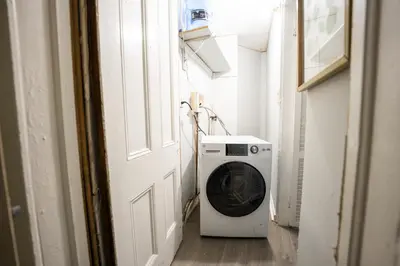 a washing machine in a hallway next to a door at Casa Ebenecer - Habitación privada # 3 in Elizabeth