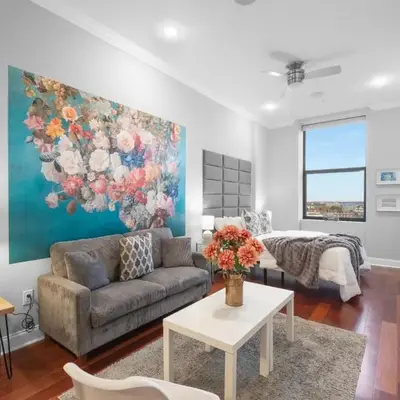Chic High Rise Apt Lux Loft with Pool