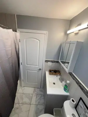 a bathroom with a white toilet and a sink at Airende in Newark