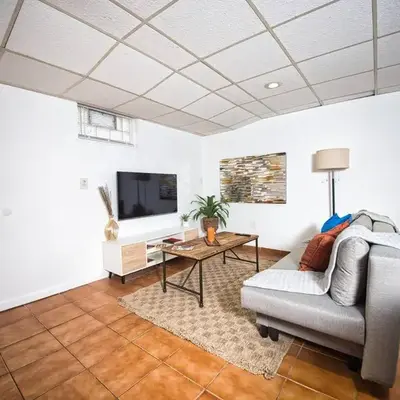 Cozy Apt With King Size Bed- Only 5 Miles to NYC
