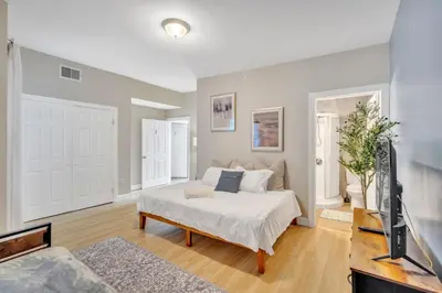 a bedroom with a bed and a tv in a room at Huge 5 bedroom in Center City Philadelphia in Philadelphia