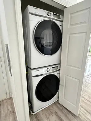 a washer and dryer sitting next to a door at Beautiful and comfortable room, close to New York Hermosa y cómoda habitación, cerca a New York in West New York