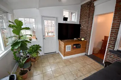 a living room with a flat screen tv and plants at Cerca de Nueva York, Confortable in West New York