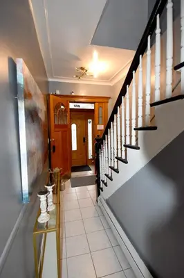 a hallway with stairs in a house at Cerca de Nueva York, Confortable in West New York