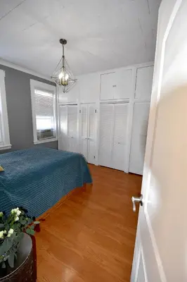 a bedroom with a bed and white cabinets at Cerca de Nueva York, Confortable in West New York