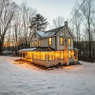 The Swiss Hill Farmhouse - 5 Bedrooms w Hot Tub