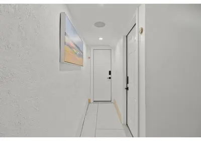 a hallway with white walls and a white door at Temple Town GSN Soil 3 in Philadelphia