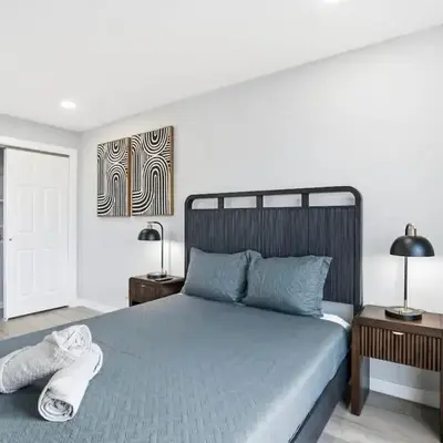 Spacious 2BR Apt with Balcony only 15 Min Bus to Manhattan