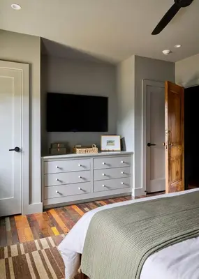 a bedroom with a bed and a flat screen tv at Eleanor Inn - Suite Amelia & Lorena in Warwick