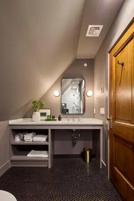a bathroom with a sink and a mirror at Eleanor Inn - Suite Amelia & Lorena in Warwick