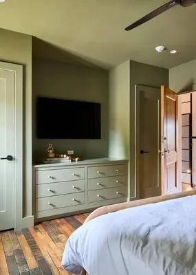 a bedroom with a dresser with a flat screen tv at Eleanor Inn - Suite Amelia & Lorena in Warwick