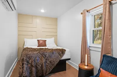 a bedroom with a bed and a window at Summit Stay Near Kalahari & Raceway in Pocono Summit