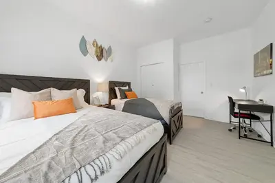 a bedroom with two beds and a desk at Bright 4B - Full Kitchen -15 min to Mannhatan in Jersey City