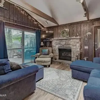 Inn Harmony- Cabin with Game Room Hot Tub Firepit
