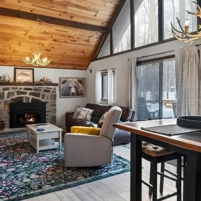 Evergreen Lodge by AvantStay Poconos Lake Cabin Fireplace Large Deck Near Jack Frost Kalahari