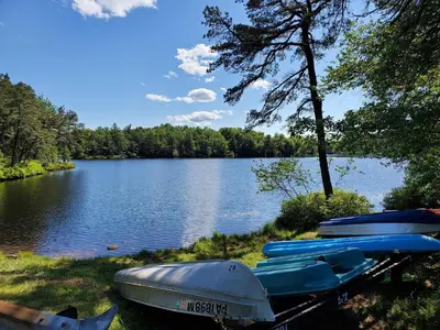 a group of boats parked next to a lake at GreatEscape Nature Playground HiSpeedInternet in Long Pond