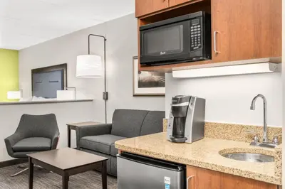 a kitchen and living room in a hotel room at Holiday Inn Express & Suites Wilmington-Newark by IHG in Newark
