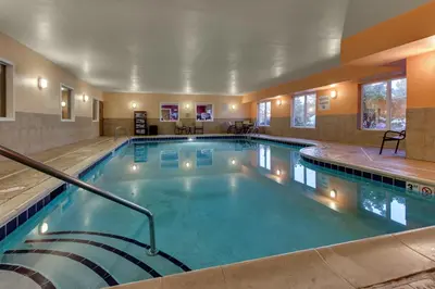 a large swimming pool with stairs in a hotel at Holiday Inn Express Hotel & Suites Lancaster-Lititz by IHG in Lititz
