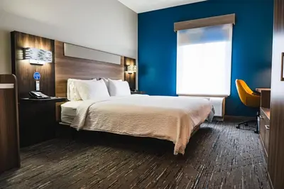 a hotel room with a bed and a window at Holiday Inn Express Frazer - Malvern by IHG in Frazer
