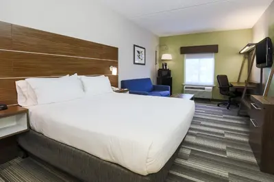 a large white bed in a hotel room at Holiday Inn Express Philadelphia NE - Langhorne by IHG in Langhorne