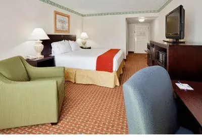 a hotel room with a bed and a television at Holiday Inn Express Hotel & Suites Easton by IHG in Easton