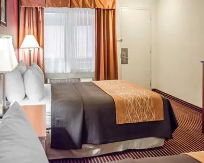 a hotel room with a bed and a window at Hotel Hanna in Harrisburg