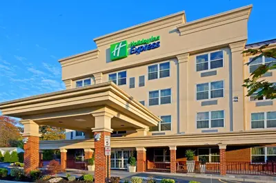 a hotel with a hilton garden inn at Holiday Inn Express Woodbridge by IHG in Avenel