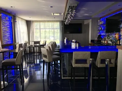 a bar with chairs and a blue counter in a restaurant at Hampton Inn & Suites Newburgh Stewart Airport, NY in Newburgh