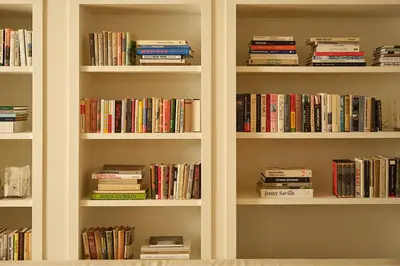 a book shelf filled with lots of books at West Village Eurohostel in New York