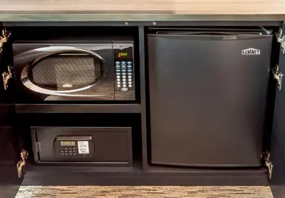 a microwave and a toaster oven in a kitchen at Hilton Garden Inn NYC Financial Center/Manhattan Downtown in New York