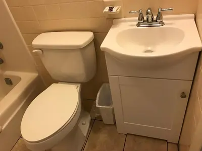 a bathroom with a white toilet and a sink at Blue Note Motor Inn in Marietta