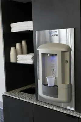 a microwave oven sitting on top of a counter at Courtyard Philadelphia Devon/Villanova in Wayne