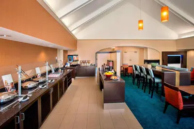 a hotel room with a bar and a restaurant at Sonesta ES Suites Allentown Bethlehem Airport in Bethlehem